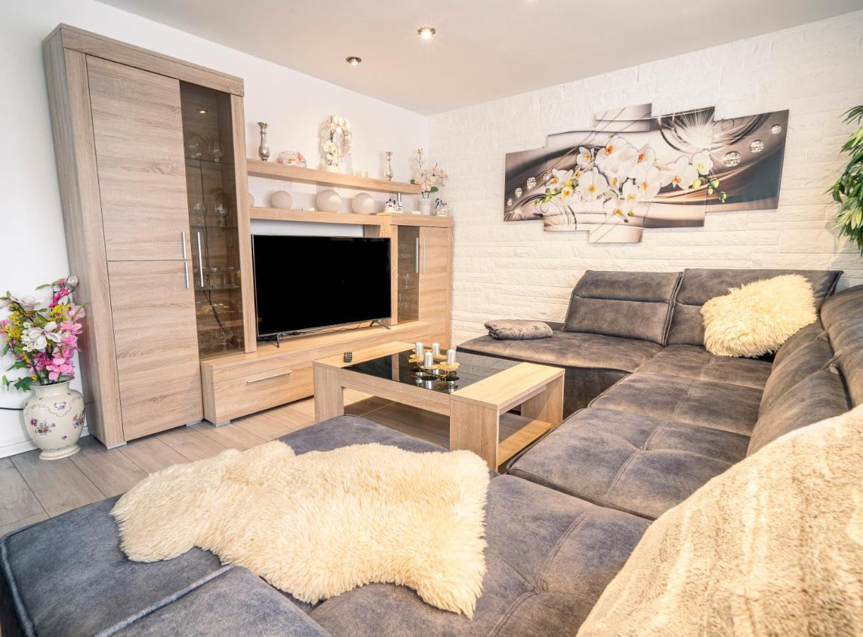 Truth Fuer 5 - King Size Betten, Kamin, Garten, Xxl Couch, Smart-tv